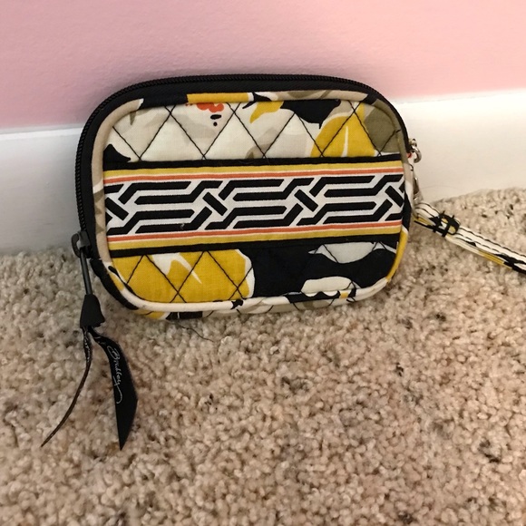 ⭐️3/$15⭐️ Vera Bradley Patterned Wristlet - Picture 2 of 6